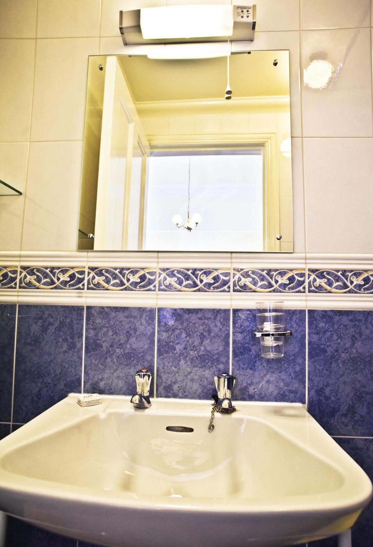 Adria House Hotel Единбург Екстериор снимка